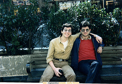 Octubre 1983, estudiantes en la Gran Vía de Madrid, a la derecha 'Nando', Fernando Moya a la izquierda Plissken, el serpiente y Nauta el que dispara la foto.
[url=espacio.adicional] [/url]
[color=teal][i] Las fiestas eran la guinda del verano,  a continuación el fin de la vendimia marcaba la marcha de los estudiantes, el fin de las vacaciones y el inicio de un nuevo curso. [/i][/color]

[url=espacio.adicional] [/url]
Keywords: Octubre 1983, estudiantes en la Gran Vía de Madrid, a la izquierda 'Nando', Fernando Moya a la derecha Plisken, el serpiente. Nauta el que disrara la foto