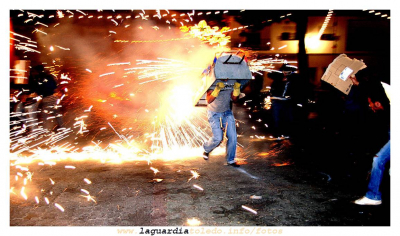 28 de septiembre de 2007. Toros de fuego en la plaza: Al quite.
Keywords: 28 de septiembre de 2007. Toros de fuego en la plaza: Al quite.