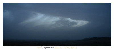 Sábado 25 de agosto de 2007 a las 20h.  Hace viento y amenaza lluvia,
Tarde de verano cubierta por un cielo de invierno.

[i]Empieza a ver a La Guardia de un modo diferente[i/]
[img]http://www.laguardiatoledo.info/fotos/resources/logo_tupi_bn_w65_conbordes.jpg[/img]

 
