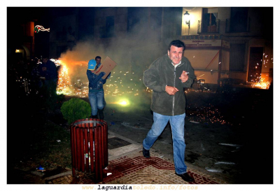 28 de septiembre de 2007. Toros de fuego en la plaza: En todos los oficios se fuma, hasta en el de torero.
Dedicada a Jose por estar en "el medio".
Keywords: 28 de septiembre de 2007. Toros de fuego en la plaza: En todos los oficios se fuma, hasta en el de torero.