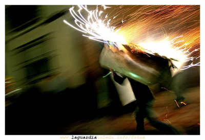 28 de septiembre de 2007. Toros de fuego en la plaza: La embestida.
Keywords: 28 de septiembre de 2007. Toros de fuego en la plaza: La embestida.