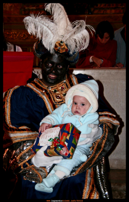 5 de enero de 2008. Los Reyes III - El Rey negro Baltasar con los mas pequeños.
[url=http://www.redajo.com/redajoblog/?p=1189][color=navy][i][b]Video de la Cabalgata de Reyes 2009[/b][/i][/color][/url].[/b]
Keywords: 5 de enero de 2008. Los Reyes III - El Rey negro Baltasar con los mas pequeños.