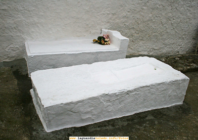 1 de Noviembre de 2006, visita al cementerio, Versos postumos en cal.
[url=espacio.adicional] [/url]
[color=teal][i]En la Mancha la cal no sólo está con nosotros durante nuestras vidas, nos acompaña más allá de la muerte.
(Para los que lo han olvidado... que son muchos)[/i][/color]

[img]http://www.laguardiatoledo.info/fotos/resources/logo_tupi_bn_w65_conbordes.jpg[/img]
[url=espacio.adicional] [/url]
Keywords: 1 de Noviembre de 2006, visita al cementerio, Versos postumos en cal.