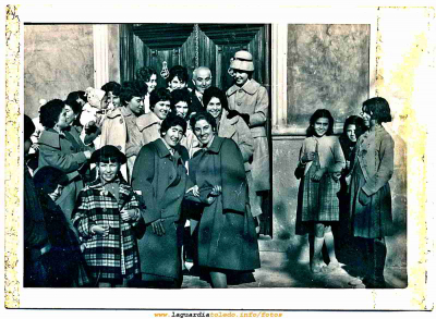 Momentos previos a la Boda el padrino va a buscar a su hija para la ceremonia 19 Noviembre de 1957
Keywords: Manuel Martínez Pilar Martínez