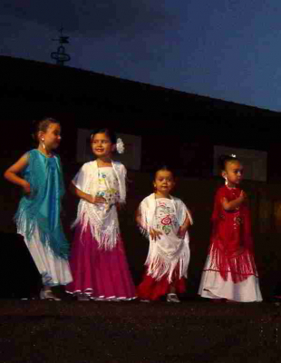 Parte de las nuevas promesas del baile actuando
Keywords: Fiestas Castilla La Mancha Escuela de Baile