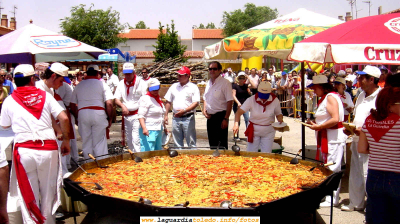 Momento de servir la primera ración de la tradicional paella popular de Castilla La Mancha 2006
Keywords: Peña los timbales