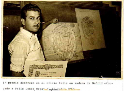 Felix Dones recibiendo el Primer Premio de talla por la reproducción del escudo de Toledo en madera.
Keywords: Escudo de Toledo