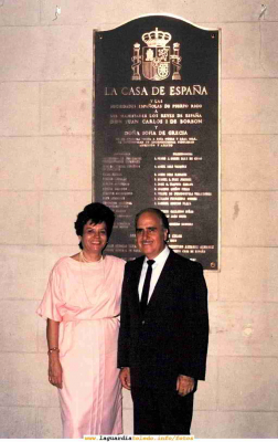 Félix Dones y su mujer Ramoncita con la placa que inaguararon S.S. M.M. Los Reyes
Félix Dones y su mujer Ramoncita con la placa que inaguararon S.S. M.M. Los Reyes en San Juan de Puerto Rico en 1992 para conmemorar el Quinto Centenario
Keywords: Puerto Rico