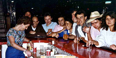 Fiestas 1988 Dos de Espadas
[color=teal][i] Dia 24 de septiembre de 1988. Reunión de amigos al final de la discoteca antes de ir a la plaza a tomar churros.
Eran otros tiempos... [/i][/color]

Keywords: Gervasio Espadas fiestas banda del moco