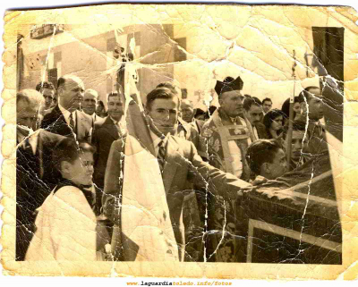 Julian Redajo en una procesión en las fiestas del Santo Niño hacia 1945.
Keywords: procesión Julián Redajo fiestas
