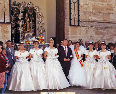 Reinas y damas y mantenedor de 1994 el día 25 de septiembre a la salida de la iglesia
Keywords: Reina damas y mantenedor