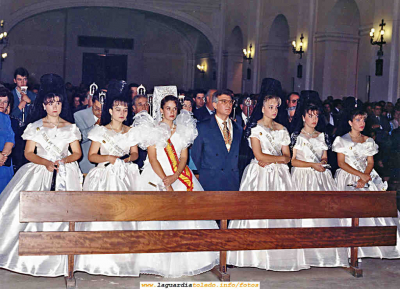 Reinas y damas y mantenedor de 1994 en la misa del día 25
Keywords: Reina damas y mantenedor 1994