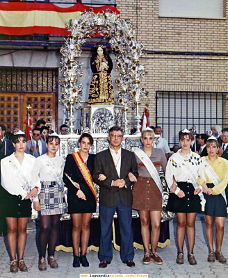 Reinas y damas y mantenedor de 1994 en la plaza
Keywords: Reina damas y mantenedor 1994
