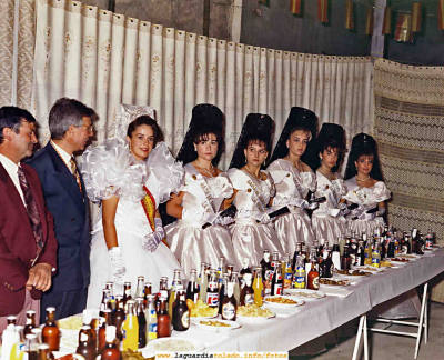 Reinas y damas y mantenedor de 1994 en el tradicional banquete que da la reina
Keywords: Banquete de la reina