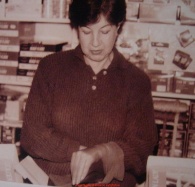 El comercio
Pilar Martinez Potenciano "Pili" sucesora de Paulino Martínez Lorenzo (Comerciantes).
Es un ejemplo de la mujer trabajadora y continuadora de un negocio familiar con mas de 70 años de tradición.

