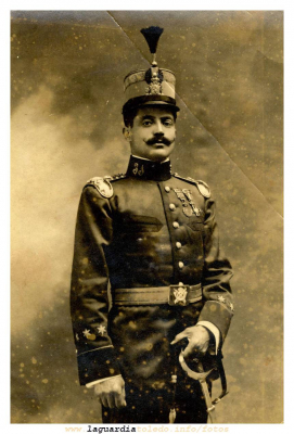 De profesión militar.
Enrique De La Mata, capitán del ejercito, tomó parte en la Guerra de Cuba   
Enrique De La Mata fue el padre del también militar, y ya fallecido, Alejandro de la Mata.
