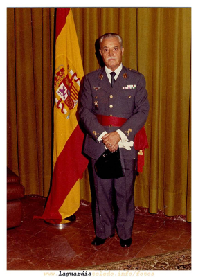 Alejandro Mata posando con su uniforme de general.
Keywords: Alejandro Mata posando con su uniforme de general.