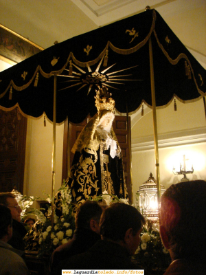21 de Marzo de 2008. Viernes Santo. La Soledad entrando en la Iglesia después de la procesión
