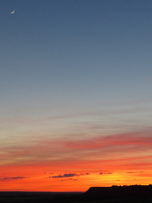 Puesta de sol 
Puesta de sol desde la Ermita del Santo Niño con la luna nueva en el horizonte. 1-5-2014
Keywords: puesta de sol