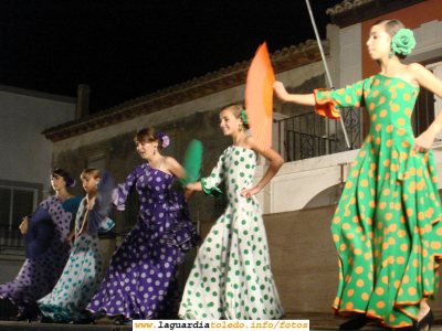 15 de Septiembre de 2007. Actuación de la Escuela de Baile de la Asociación Cultural dirigida por Esperanza Alvarez
Estas son las bailarinas mayores actuando
