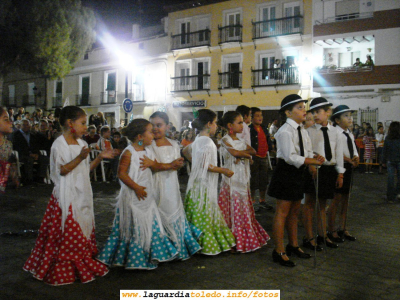 15 de Septiembre de 2007. Actuación de la Escuela de Baile de la Asociación Cultural dirigida por Esperanza Alvarez
Estas son las bailarinas pequeñas viendo de actuar a las mayores
