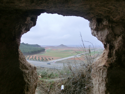 Vistas del cerro de la Atalaya desde una de las cuevas del Cerro
LOS ESCENARIOS DE LA VIDA: Los barrios. Las Cuevas
