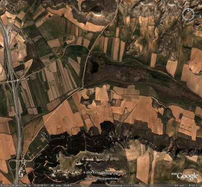 Valle del Arroyo Cedrón al este de la Autovía de Andalucía. Extraído de Google Earth
Intenta localizar en el mapa el propio Arroyo Cedrón, la Laguna, los cerros del Santo Niño y el Cerro las Maricas.  Si das click al mapa lo verás con más detalle
