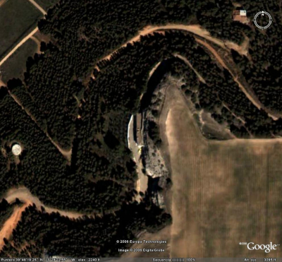 La Ermita del Santo Niño vista desde satélite a través de Google Earth
Como puede apreciarse por el borde blanco de la Plataforma, la foto de satélite está hecha antes de la obra de la Plataforma
