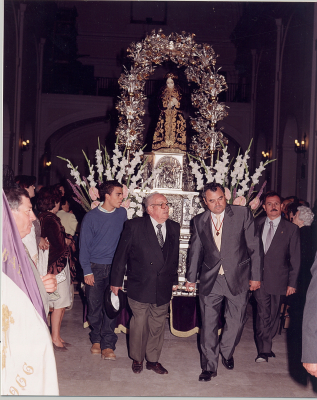 Familia de Gregorio Peláez Redajo entrando al Santo Niño a la Iglesia
