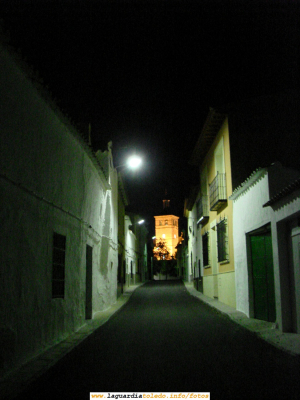 La iglesia en la confluencia de las calles Toro y Cercas del Norte por la noche.30 de Agosto de 2007. 01:00 am
Si quieres ver esta misma foto por el día pincha aquí
[url=http://www.laguardiatoledo.info/fotos/displayimage.php?pos=-1115][color=navy][i][b]Misma foto por el día[/b][/i][/color][/url].[/b]. Hay una diferencia sustancial en la foto de noche (verano de 2007) y la foto de día (verano de 2006). Adivina cuál es.
