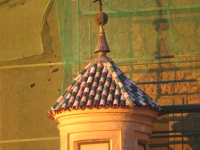 Tejadillo de la cúpula de una de las capillas de la Iglesia al atardecer
