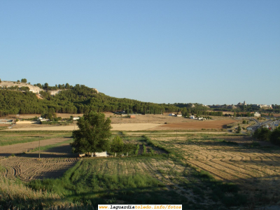 1 de Agosto de 2006. Vista del Santo Niño (izquierda) y el pueblo (derecha) desde uno de los puentes de la N-IV antes del Madero
