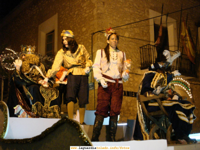 5 de Enero de 2007. Carroza de los Reyes Magos de Oriente por la calle Mayor camino de la Iglesia para entregar los regalos a los niños guardiolos
