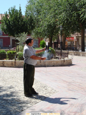 16 de Septiembre de 2006. Petición popular de la Cofradía para el Santo Niño. La típica tira de cohetes.
