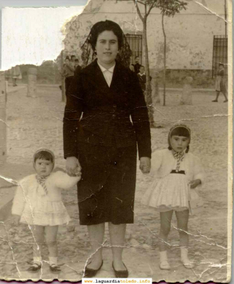 Milagros Santiago Valero e hijas en el pretil de la Iglesia. Alrededor de 1960.
Observense los tradicionales "postes" al fondo, que han visto el paso de las distintas generaciones guardiolas.
