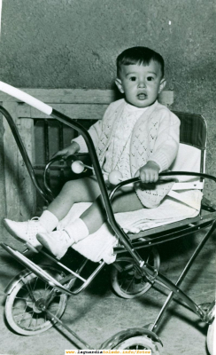 1968. Juan Luis Redajo ("grimores" en la web) posando en un carricoche de la época.

