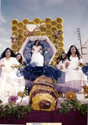 Fiestas de 1974. Carroza de las Damas y la Reina

