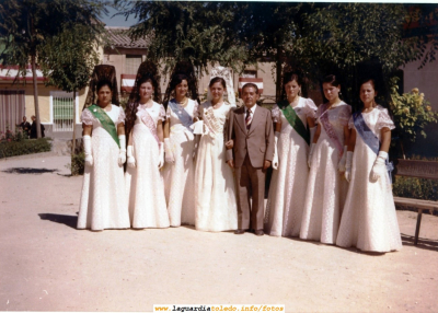 Fiestas de 1974. Las Damas, Reina y Mantenedor fotografiados en la Glorieta.
