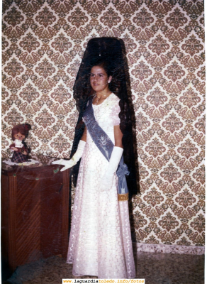Fiestas de 1974. Milagros Redajo posando con el traje de Dama
Llama la atención el papel pintado típico de la época
