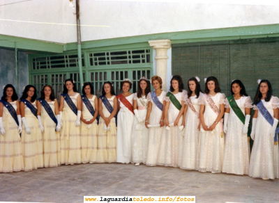 Fiestas de 1975. La tradicional foto de las Damas y Reina del año presente y las del anterior (1974)
