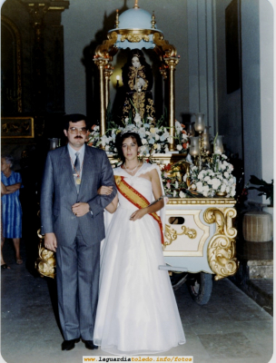 Fiestas de 1985. La Reina (Eva Cabello) y el Mantenedor (Emilio Orgaz) en la tradicial foto con la carroza del Santo Niño

