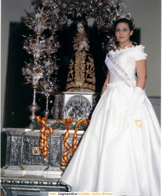 Fiestas de 1998. La dama Lourdes Orgaz posa con la carroza del Santo Niño
