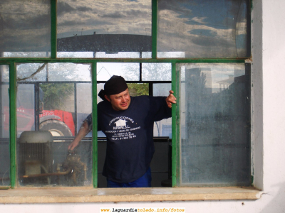 1 de Octubre de 2006. Santiago Montesinos ("Chondal" para los amigos) descargando los remolques de uva. Cooperativa San Juan Bautista

