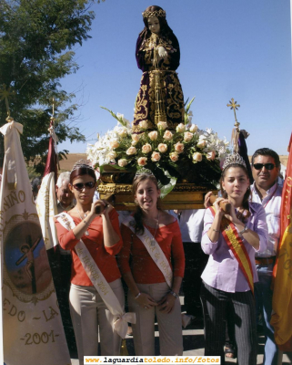 27 de Septiembre de 2004. Damas y Reina portando en andas al Santo Niño camino de la Ermita
