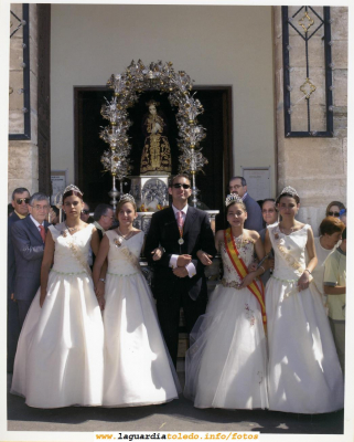 Fiestas de 2004. Damas y Reina a la salida de la Iglesia
