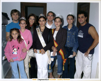 Damas, Reina y Mantenedor de 2004 fotografiados con los exconcursantes de O.T. que forman el grupo "Fórmula Abierta " Miguel Angel Silva, Geno y Javián.
Esta foto se realizó en la Actuación que Fórmula Abierta hizo en las fiestas de 2004
