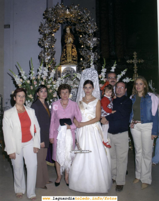 Fiestas de 2004. Tradicional foto de familia de las damas con el Santo Niño. La dama es Mari Carmen Alvarez Redajo. Quien sostiene en brazos a su hija es Juan Luis Redajo, "grimores" en la web.
