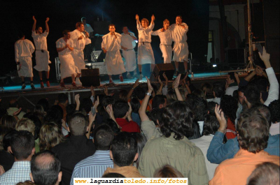 Fiestas de 2005. Actuación del grupo "Los Inhumanos"

