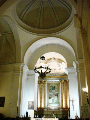 Misa el 2 de Septiembre de 2006 después de la puja. Vemos la pequeña silueta del Santo Niño en la parte inferior a la izquierda del Altar en la inmensidad de la nave central de la Iglesia
