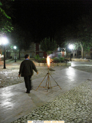 Tradicional festejo de la contratación de la Polvora de las Fiestas del día 24 de Septiembre. El escenario es la Glorieta el 17 de Agosto de 2006

